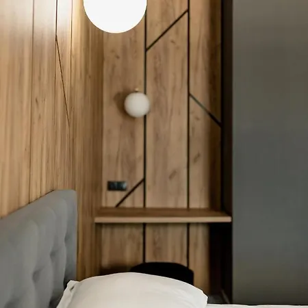 Nest Mirror Κλουζ-Ναπόκα